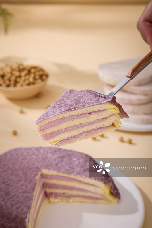 豆乳芋泥千层蛋糕图片素材