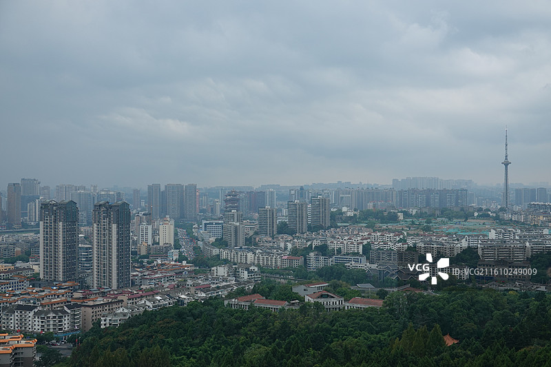 四川省绵阳市游仙区绵阳富乐山：富乐阁拍绵阳城市天际线和涪江图片素材