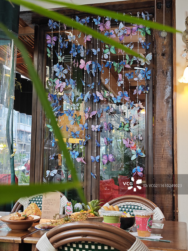 圣诞氛围的东南亚餐厅美食图片素材