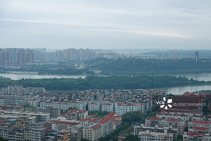 四川省绵阳市游仙区绵阳富乐山：富乐阁拍绵阳城市天际线和涪江图片素材