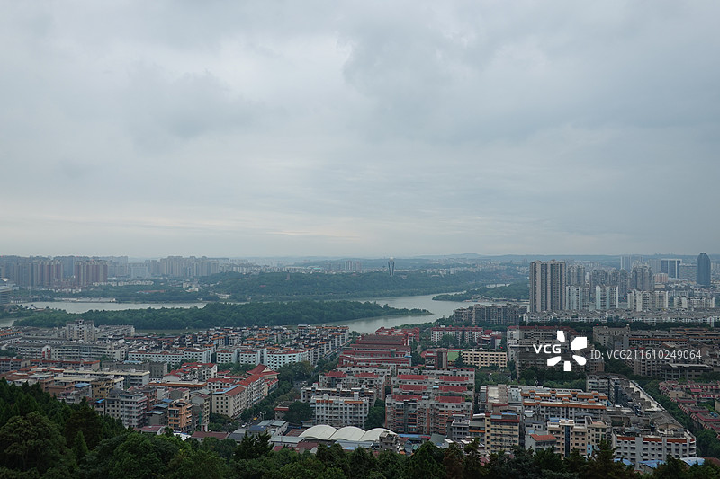 四川省绵阳市游仙区绵阳富乐山：富乐阁拍绵阳城市天际线和涪江图片素材