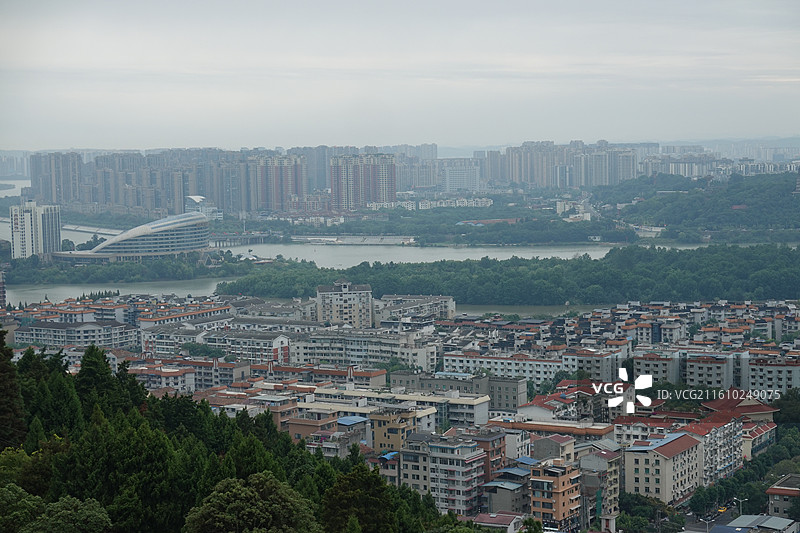 四川省绵阳市游仙区绵阳富乐山：富乐阁拍绵阳城市天际线和涪江图片素材