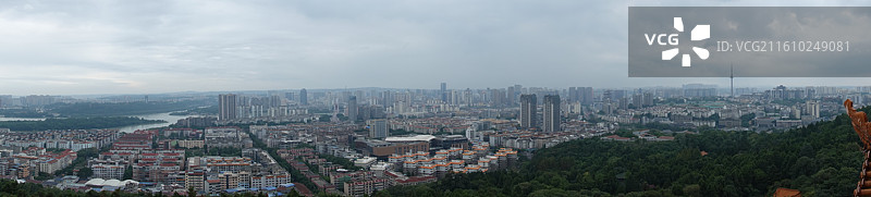 四川省绵阳市游仙区绵阳富乐山：富乐阁拍绵阳城市天际线和涪江图片素材