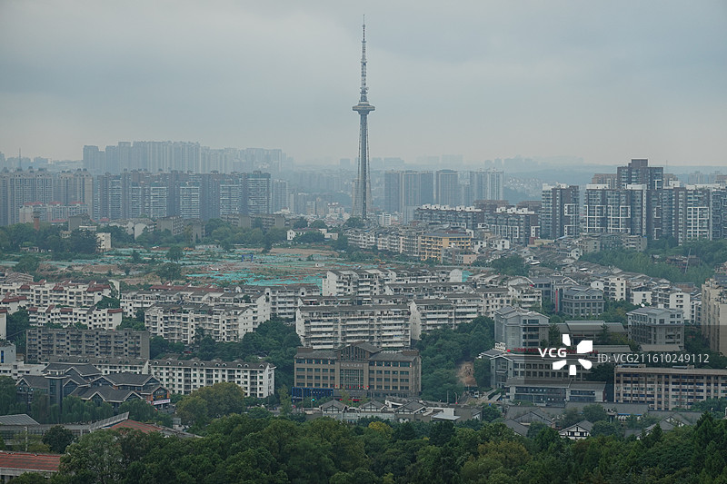 四川省绵阳市游仙区绵阳富乐山：富乐阁拍绵阳城市天际线和涪江图片素材