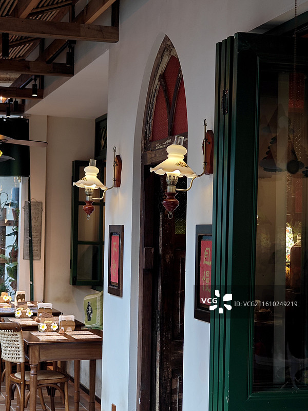 圣诞氛围的东南亚餐厅美食图片素材