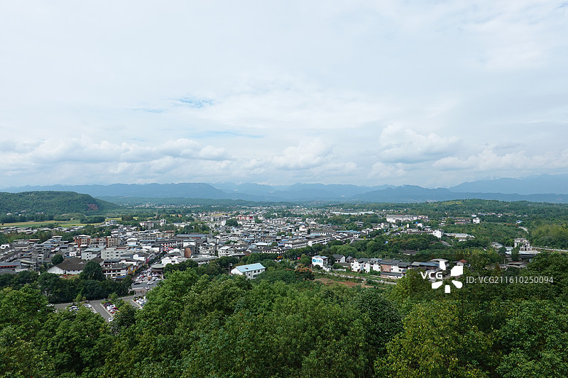 四川省绵阳市江油市青莲镇李白故居：太白楼远眺青莲镇全貌天际线图片素材