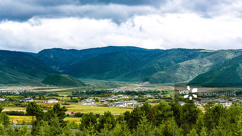 中国云南省迪庆藏族自治州香格里拉草地景观图片素材