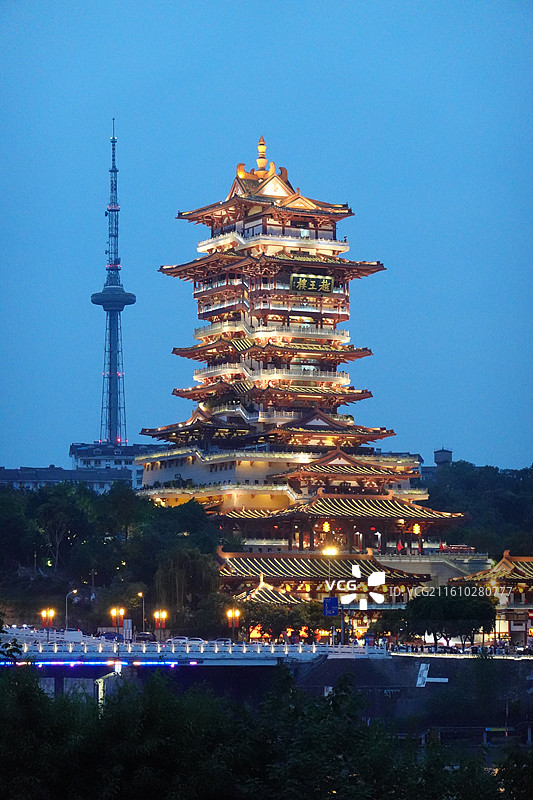 四川省绵阳市游仙区越王楼蓝调夜景图片素材