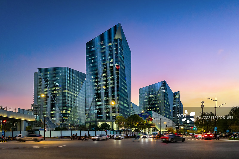 上海前滩 晶耀前滩国际商务楼夜景图片素材