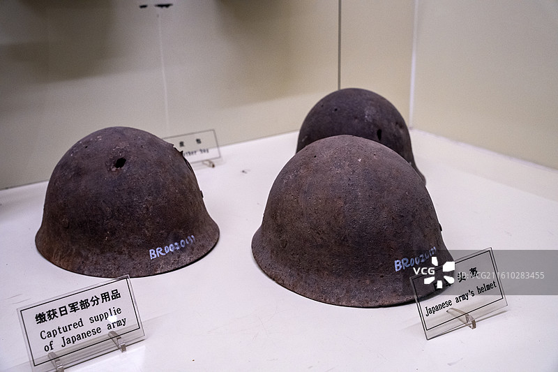 海拉尔要塞遗址博物馆东北民众救国军缴获的日军头盔图片素材