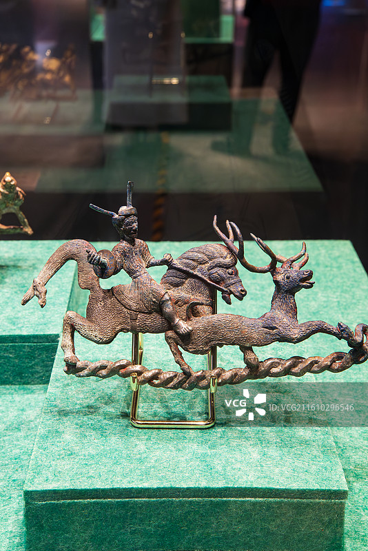 骑鹿人物青铜雕塑图片素材