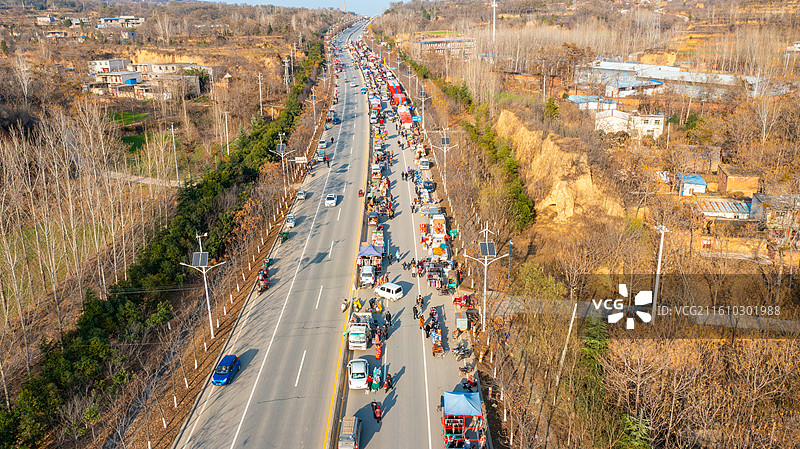 农村道路上的集市图片素材