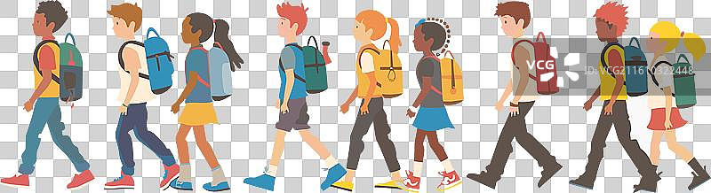 一群来自不同背景的学生肩并肩地走着，手中拿着东西图片素材