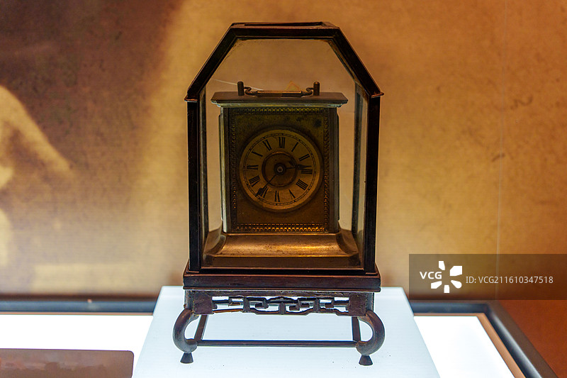 浙江省温州博物馆的西洋铜质提梁钟展品特写图片素材