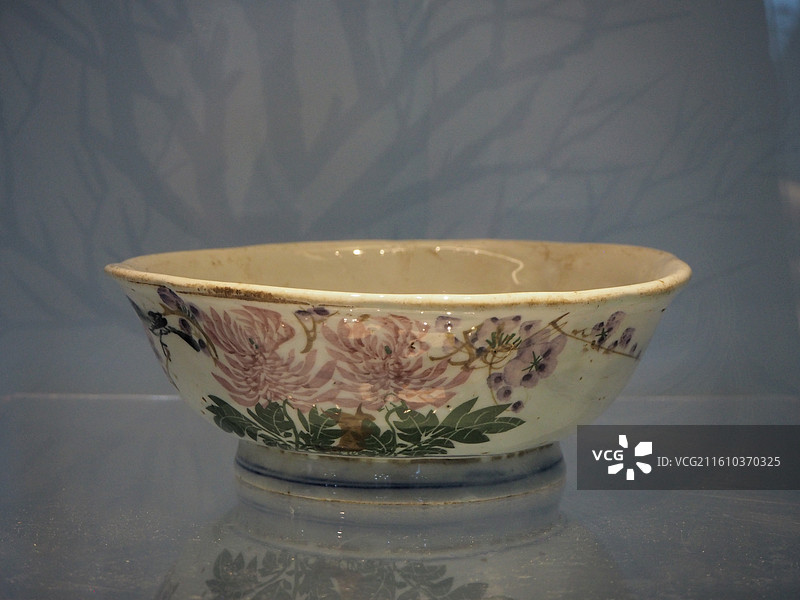 “万玉”款“中国实业”新彩花卉纹花口碗 颐陶轩潮州窑博物馆藏 (五色華章·民国潮州·唐山彩瓷展)图片素材