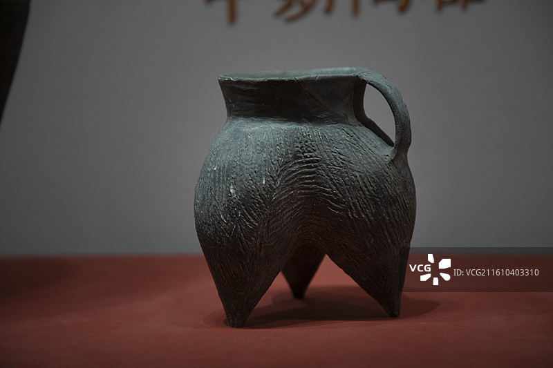 陶寺遗址出土史前绳纹陶鬲文物图片素材