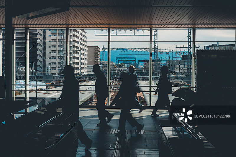 穿梭在车站图片素材