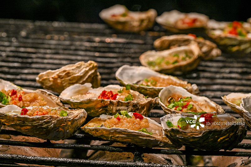 四川省绵阳市夜市烧烤生蚝，海鲜，美食图片素材