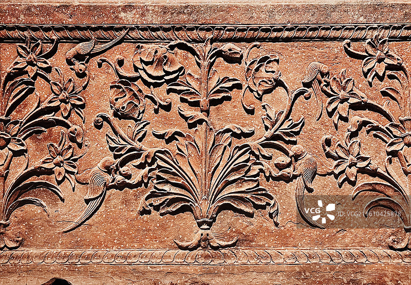 新加坡·亚洲文明博物馆ACM展览的印度·带有鹦鹉和开花植物的石板（17世纪晚期）图片素材