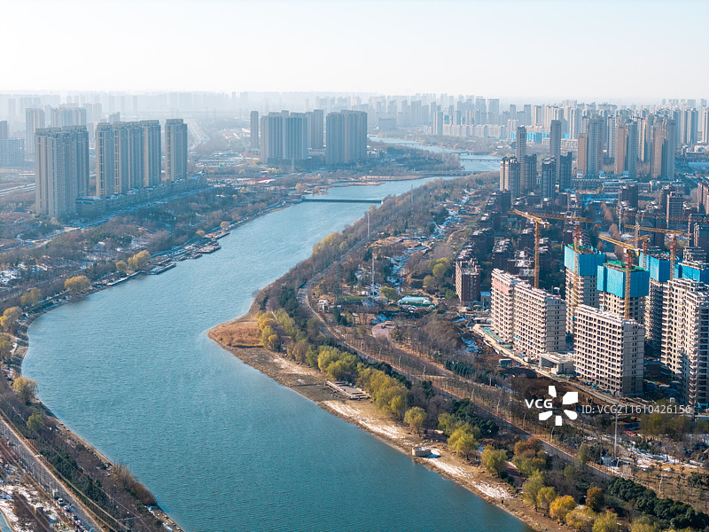 航拍视角下的城市天际线郑州贾鲁河风光图片素材