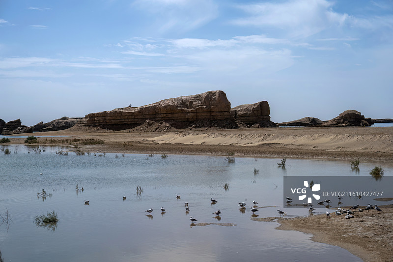 青海省海西蒙古族藏族自治州大柴旦行委乌苏特水上雅丹地质公园风光图片素材