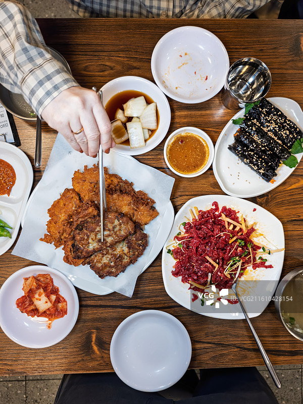 餐桌上的韩国生牛肉与绿豆煎饼图片素材