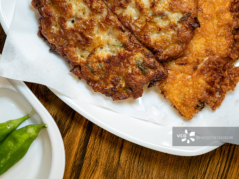 广藏市场传统绿豆煎饼和猪肉煎饼图片素材