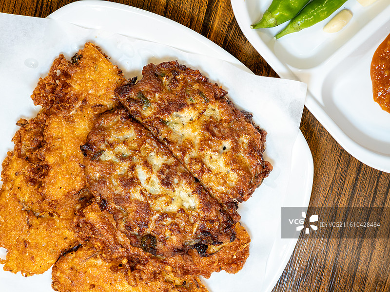 广藏市场传统绿豆煎饼和猪肉煎饼图片素材