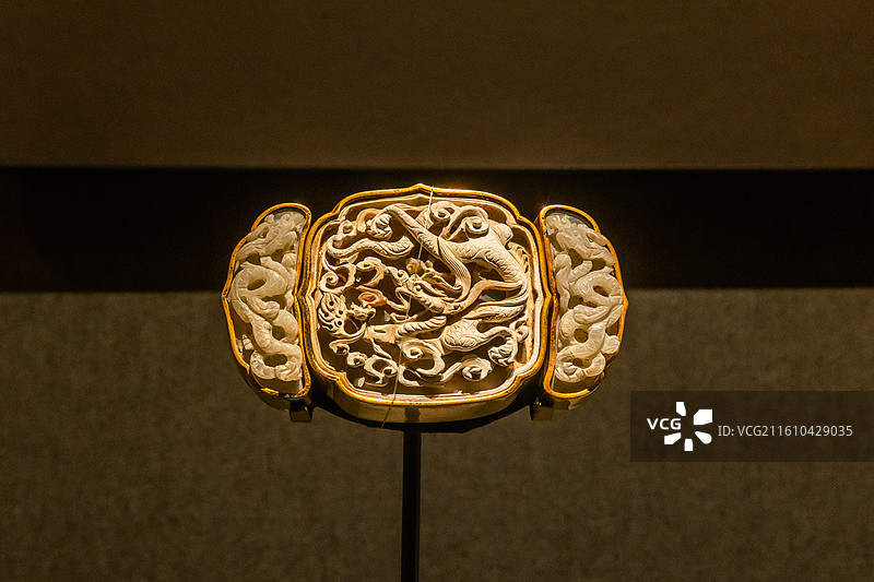 湖北省博物馆金镶青白玉隐起云龙纹绦环图片素材