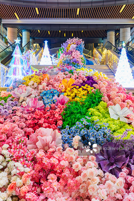 楼梯上五颜六色的鲜花组成的”花束瀑布“图片素材