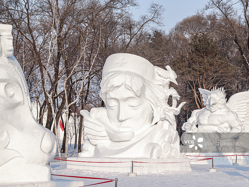 中国黑龙江哈尔滨太阳岛雪博会展出的第27届雪雕国际比赛获奖作品雪雕人物和迦楼罗图片素材