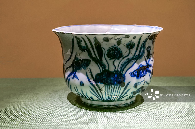 青花鱼藻纹多棱金钟碗 明·宣德 北京恭王府“御瓷凝瑞-景德镇御窑遗址出土吉祥动物纹瓷特展”图片素材