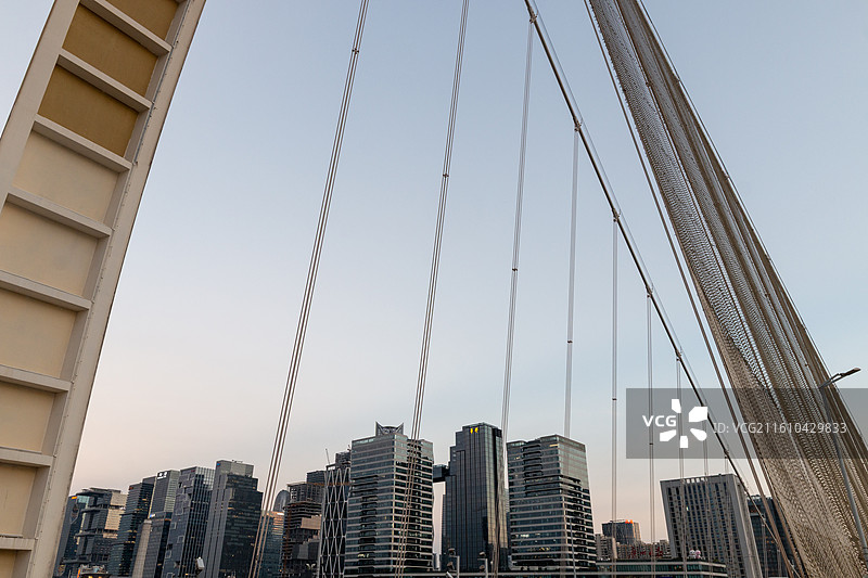 秋天日落时分的广州猎德大桥与琶洲琶醍CBD商务区摩天大楼城市建筑风光图片素材