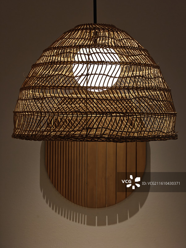 悬挂在天花板上的照明吊灯的低角度视图图片素材