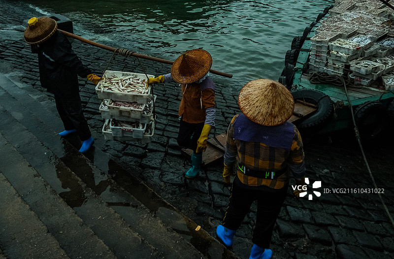 清晨黎明时分，中国海南省儋州市洋浦开发区洋浦湾白马井南斯鱼货码头风光图片素材