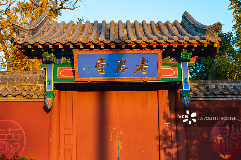 中国山东泰安市著名旅游景点泰山5A级风景区，老君堂景区外面的传统复古大门，户外白昼无人图像摄影图片素材