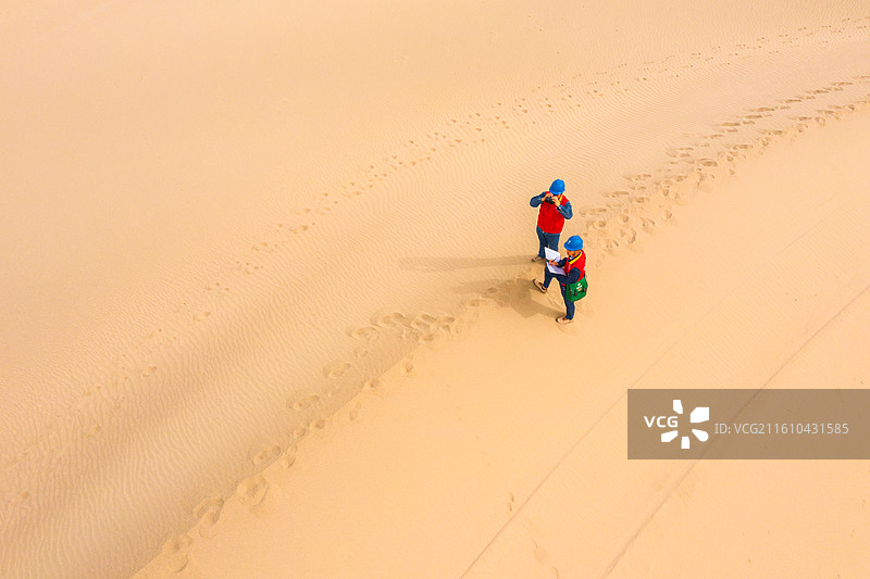 新疆和田 塔克拉玛干沙漠边缘的绿洲  铁塔工业 沙漠锁边工程图片素材