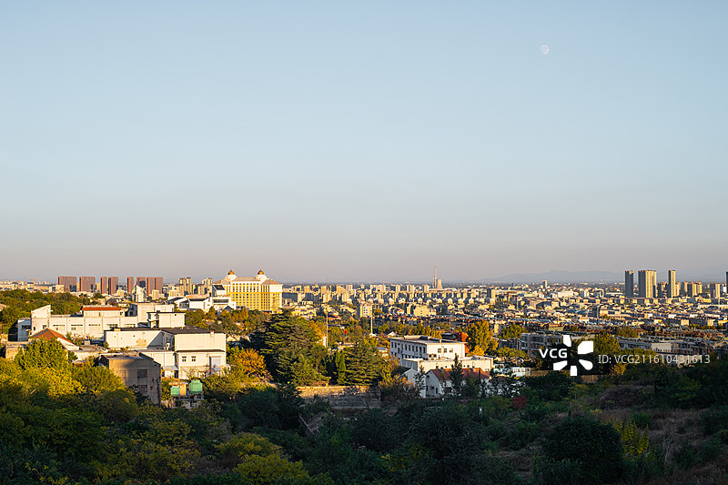 中国非都市风光拍摄主题，从山上俯瞰城市天际线城区建筑物和天空，户外白昼无人图像摄影图片素材