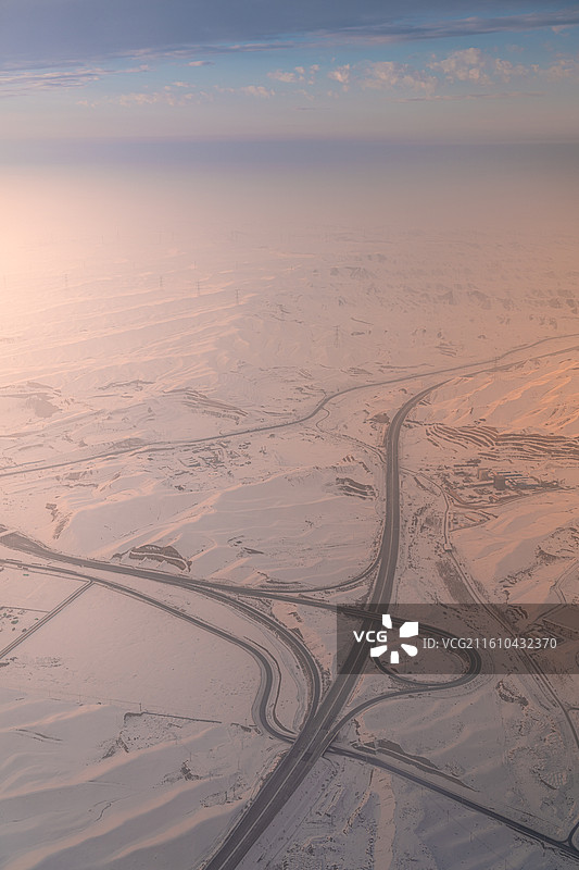 飞机上拍摄 乌鲁木齐冬季上空城市风光全景图片素材