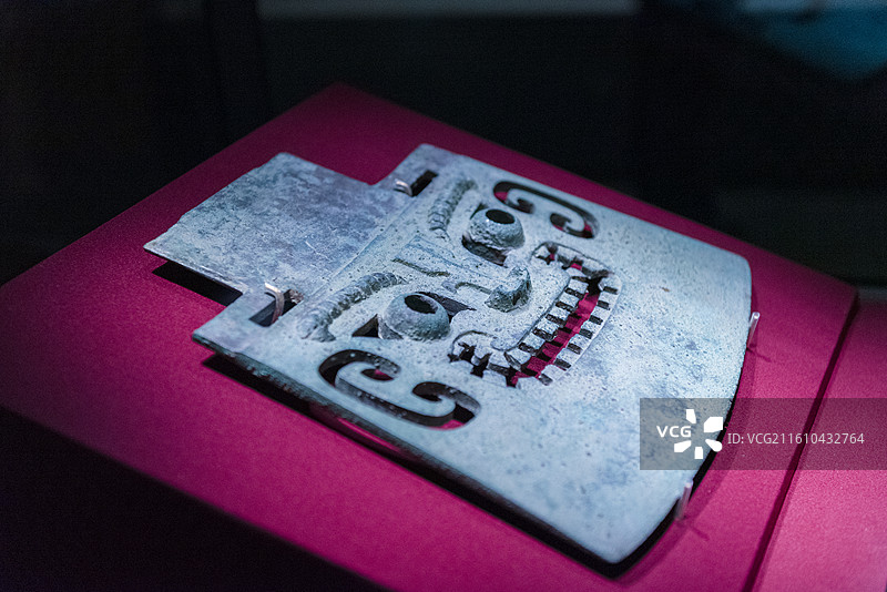 兽面纹铜钺 商代 青州市苏埠屯出土 中国国家博物馆藏 北京通州大运河博物馆“看见殷商”特展图片素材