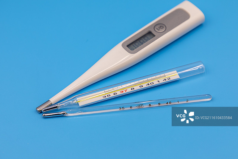 水银温度计，水银体温计，含汞体温计和电子体温计图片素材