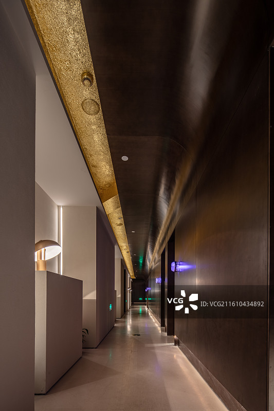 酒店内部线性通道空间图片素材