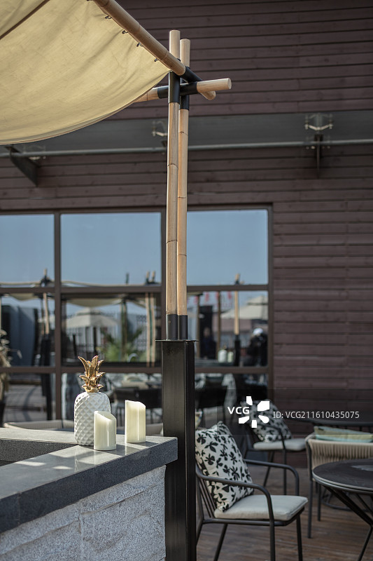户外吧台旁的休闲露台一角图片素材