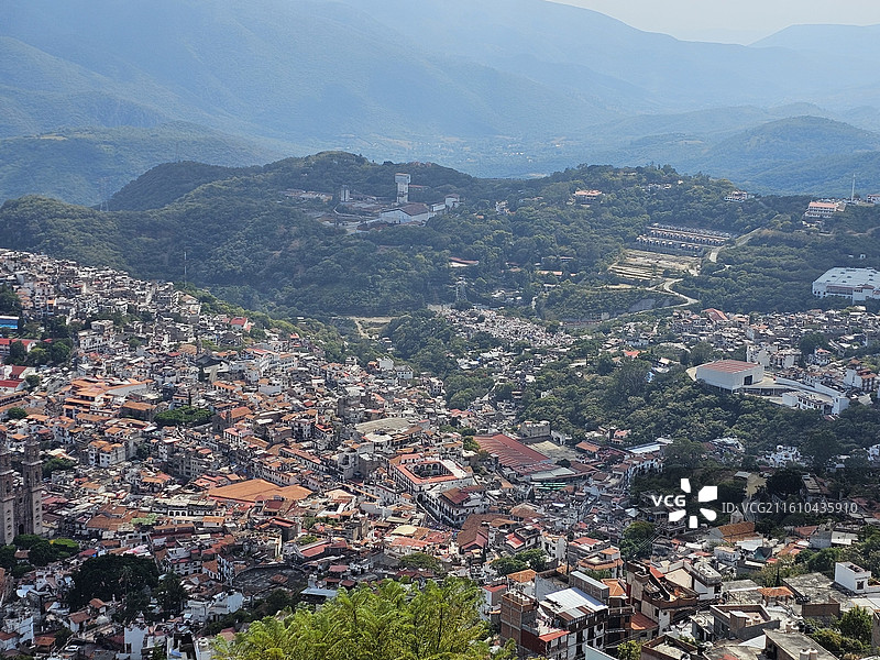 在山顶俯瞰墨西哥Taxco城市全景图片素材