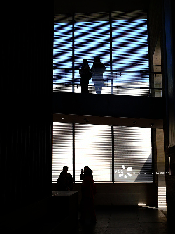 美术馆光影走廊游客剪影图片素材