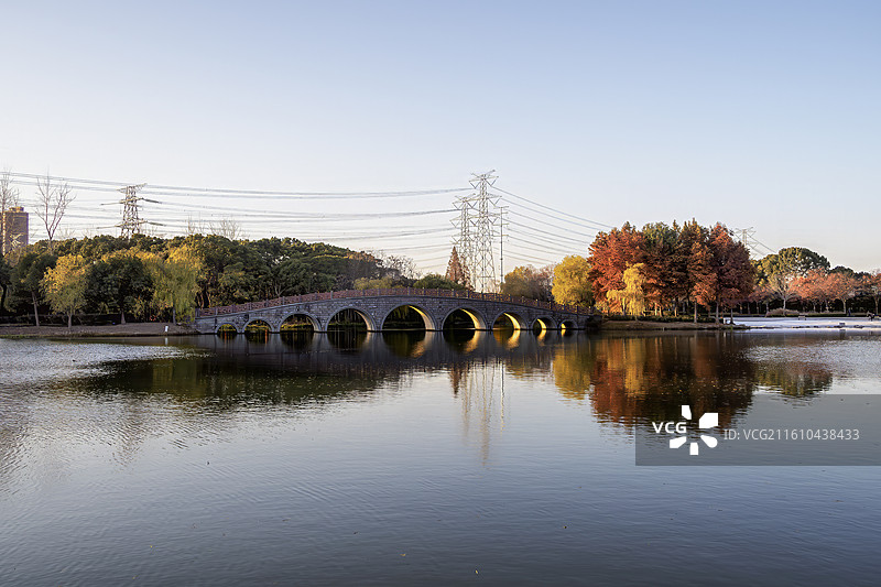 九孔桥映彩林图片素材