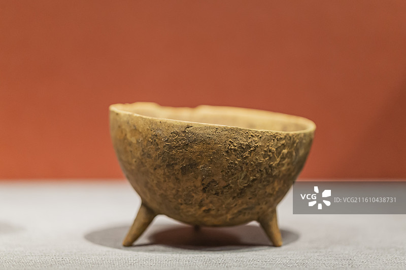 三足陶钵 新石器时代裴李岗文化（公元前6200-前5500年）河南新郑裴李岗遗址 中国考古博物馆藏图片素材