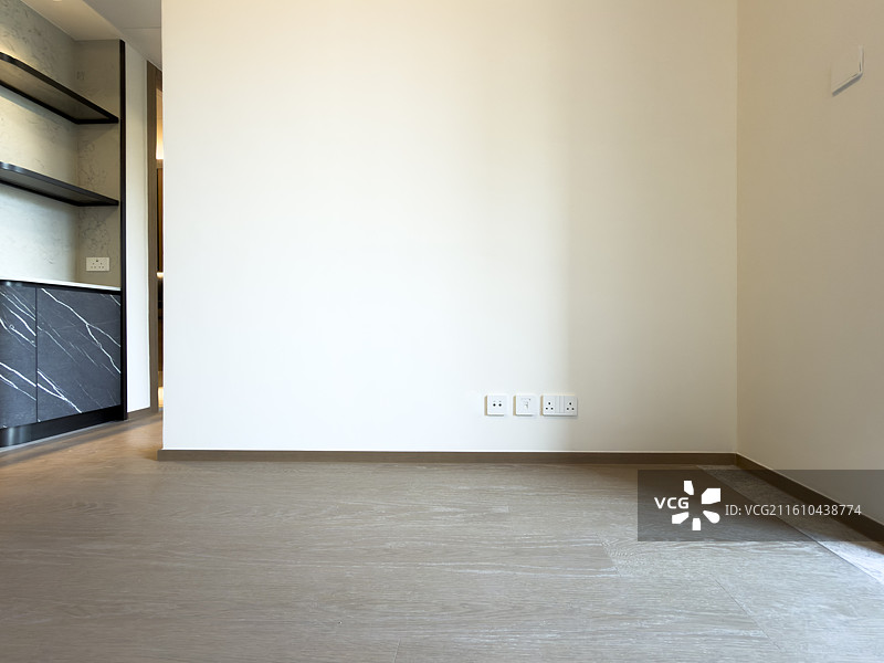 室内留白墙面与木纹地板空间｜现代简约住宅图片素材