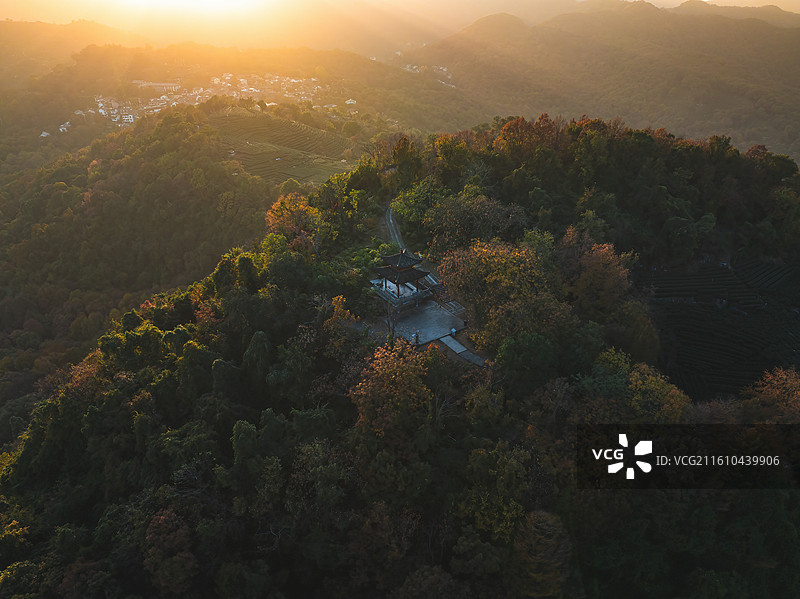傍晚夕阳下的南高峰图片素材
