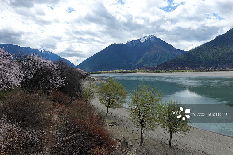 西藏林芝市米林县尼洋河风光带苯日景区图片素材